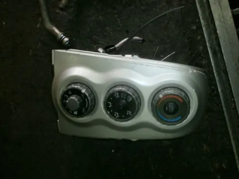 Χειριστήρια Καλοριφέρ για TOYOTA YARIS (2006 - 2009) (KL9) Χειριστήρια Καλοριφέρ για TOYOTA YARIS (2006 - 2009) (KL9)