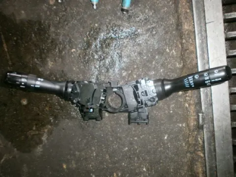 Διακόπτες Φώτων-Φλάς για TOYOTA YARIS (2006 - 2009) (KL9) Διακόπτες Φώτων-Φλάς για TOYOTA YARIS (2006 - 2009) (KL9)