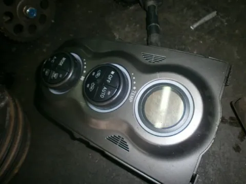 Χειριστήρια Καλοριφέρ για TOYOTA YARIS (2009 - 2012) (XP90) Χειριστήρια Καλοριφέρ για TOYOTA YARIS (2009 - 2012) (XP90)