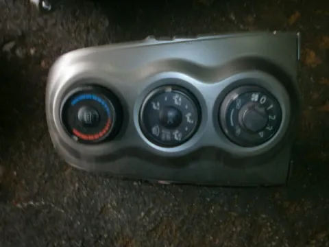 Χειριστήρια Καλοριφέρ για TOYOTA YARIS (2009 - 2012) (XP90) Χειριστήρια Καλοριφέρ για TOYOTA YARIS (2009 - 2012) (XP90)