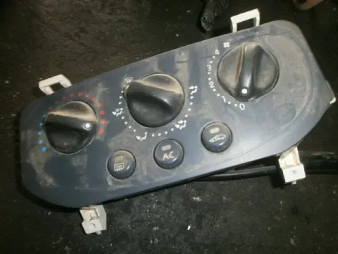 Χειριστήρια Καλοριφέρ για RENAULT CLIO (1998 - 2001) (BB_) (CB_) 1400 (E7J 780) Petrol 75 Χειριστήρια Καλοριφέρ για RENAULT CLIO (1998 - 2001) (BB_) (CB_) 1400 (E7J 780) Petrol 75