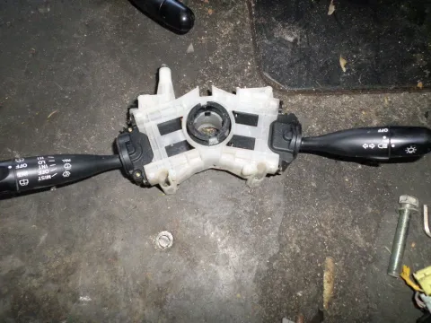Διακόπτης Φώτων-Φλάς για SUZUKI JIMNY (2005 - 2013) (SN) 1300 (M13A) petrol 86 SN413 (JB43) 4WD Διακόπτης Φώτων-Φλάς για SUZUKI JIMNY (2005 - 2013) (SN) 1300 (M13A) petrol 86 SN413 (JB43) 4WD