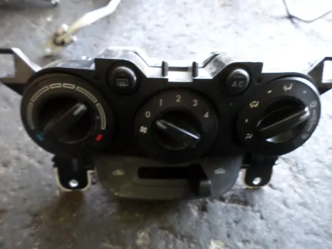 Χειριστήρια Καλοριφέρ για MAZDA 2 (2008 - 2011) (DE) Χειριστήρια Καλοριφέρ για MAZDA 2 (2008 - 2011) (DE)