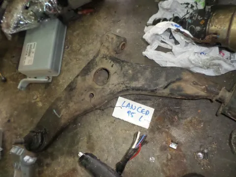 Ψαλίδι Εμπρός Αριστερό για MITSUBISHI LANCER (1992 - 1995) (CB) Ψαλίδι Εμπρός Αριστερό για MITSUBISHI LANCER (1992 - 1995) (CB)
