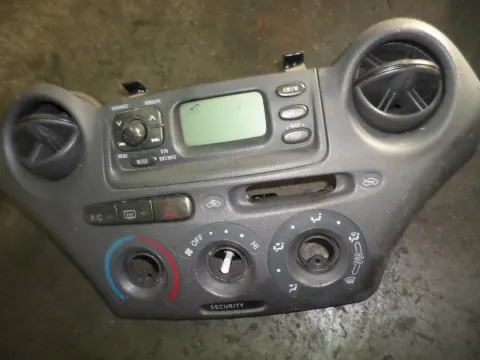 Ρολόι Με Κονσόλα για TOYOTA YARIS (1999 - 2002) (XP10) Ρολόι Με Κονσόλα για TOYOTA YARIS (1999 - 2002) (XP10)