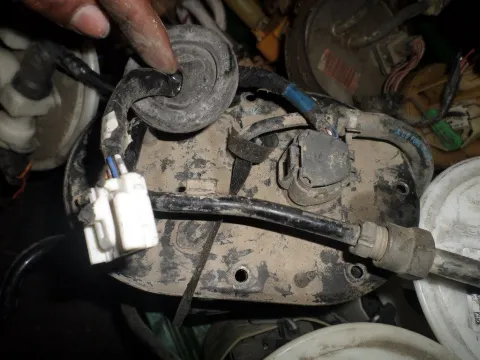 Αντλία Καυσίμου (Τρόμπα Βενζίνης) για TOYOTA COROLLA (1992 - 1997) (AE100) Αντλία Καυσίμου (Τρόμπα Βενζίνης) για TOYOTA COROLLA (1992 - 1997) (AE100)