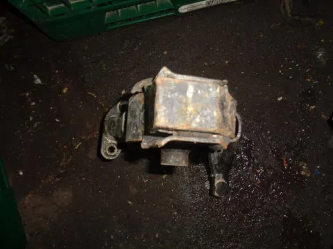 Βάση Μεσαία Κρεμαγιέραs για TOYOTA AVENSIS (2006 - 2008) (T250) Βάση Μεσαία Κρεμαγιέραs για TOYOTA AVENSIS (2006 - 2008) (T250)