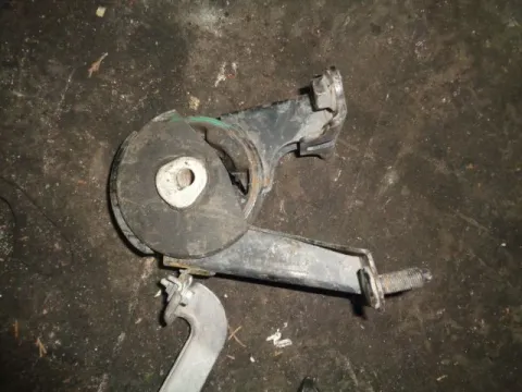 Βάση Μεσαία Κρεμαγιέραs για TOYOTA AURIS (2007 - 2009) E150 Βάση Μεσαία Κρεμαγιέραs για TOYOTA AURIS (2007 - 2009) E150