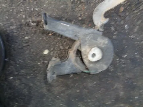Βάση Μεσαία Κρεμαγιέραs για TOYOTA AURIS (2007 - 2009) E150 Βάση Μεσαία Κρεμαγιέραs για TOYOTA AURIS (2007 - 2009) E150