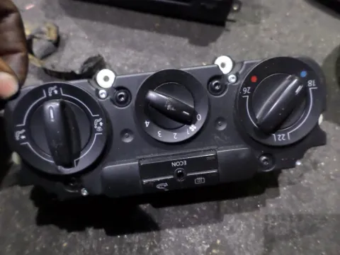 Χειριστήρια Καλοριφέρ για VW GOLF (2004 - 2008) Mk5 (1K1) Χειριστήρια Καλοριφέρ για VW GOLF (2004 - 2008) Mk5 (1K1)