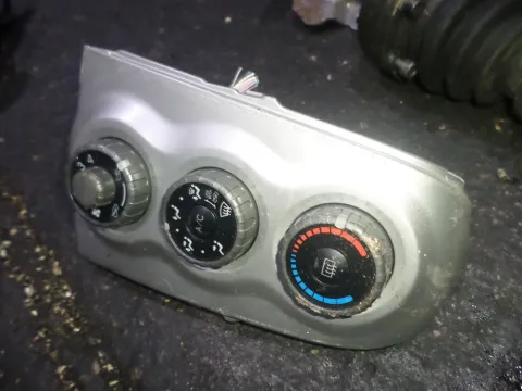 Χειριστήρια Καλοριφέρ για TOYOTA YARIS (2006 - 2009) (KL9) Χειριστήρια Καλοριφέρ για TOYOTA YARIS (2006 - 2009) (KL9)