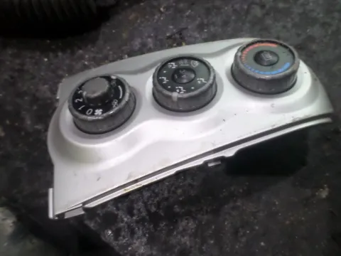 Χειριστήρια Καλοριφέρ για TOYOTA YARIS (2006 - 2009) (KL9) Χειριστήρια Καλοριφέρ για TOYOTA YARIS (2006 - 2009) (KL9)
