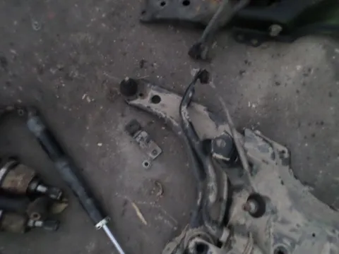 Ψαλίδι Εμπρός Αριστερό για TOYOTA YARIS (2009 - 2012) (XP90) Ψαλίδι Εμπρός Αριστερό για TOYOTA YARIS (2009 - 2012) (XP90)