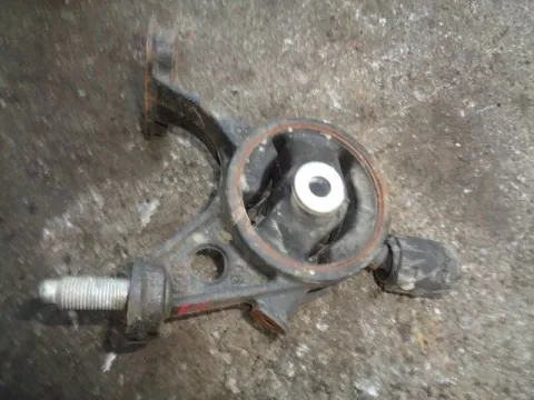 Βάση Μεσαία Κρεμαγιέραs για TOYOTA RAV-4 (2006 - 2009) (XA30) Βάση Μεσαία Κρεμαγιέραs για TOYOTA RAV-4 (2006 - 2009) (XA30)