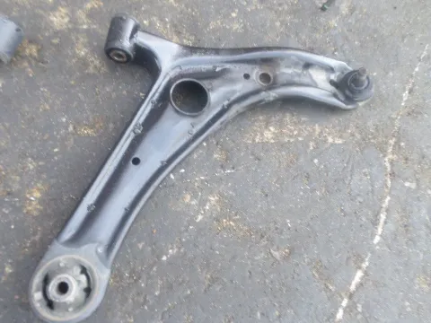 Ψαλίδι Εμπρός Δεξί για TOYOTA YARIS (1999 - 2002) (XP10) Ψαλίδι Εμπρός Δεξί για TOYOTA YARIS (1999 - 2002) (XP10)