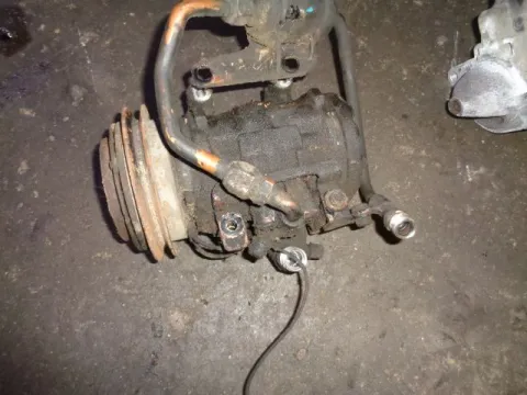 Συμπιεστής A-C (Κομπρέσορας) για TOYOTA HI-LUX (1984 - 1988) (RN50-60) Συμπιεστής A-C (Κομπρέσορας) για TOYOTA HI-LUX (1984 - 1988) (RN50-60)