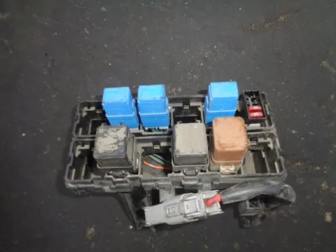 Ασφαλειοθήκη Μπαταρίας για NISSAN D40 NAVARA (2005 - 2010) *Δ* Ασφαλειοθήκη Μπαταρίας για NISSAN D40 NAVARA (2005 - 2010) *Δ*