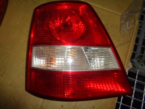 Φανάρι Πίσω Αριστερό Ραγισμένο 4 Ντουί για KIA SORENTO (2002 - 2007) (JC) Φανάρι Πίσω Αριστερό Ραγισμένο 4 Ντουί για KIA SORENTO (2002 - 2007) (JC)