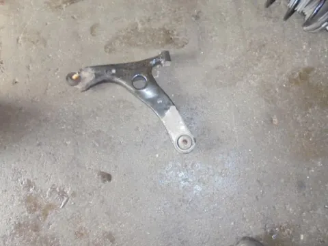 Ψαλίδι Εμπρός Αριστερό για TOYOTA RAV-4 (2000 - 2004) (XA20) Ψαλίδι Εμπρός Αριστερό για TOYOTA RAV-4 (2000 - 2004) (XA20)