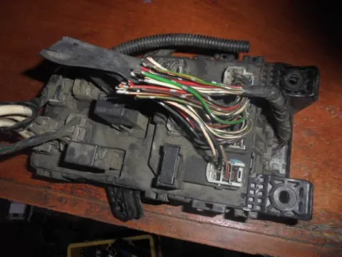 Ασφαλειοθήκη Μηχανής 8264105011 για TOYOTA AVENSIS (2000 - 2003) (T220) Ασφαλειοθήκη Μηχανής 8264105011 για TOYOTA AVENSIS (2000 - 2003) (T220)