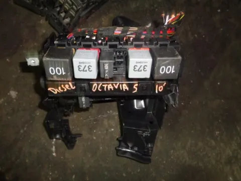 Ασφαλειοθήκη Μπαταρίας για SKODA OCTAVIA (2008 - 2013) 5 (1Z3-5)  *Δ* Ασφαλειοθήκη Μπαταρίας για SKODA OCTAVIA (2008 - 2013) 5 (1Z3-5)  *Δ*