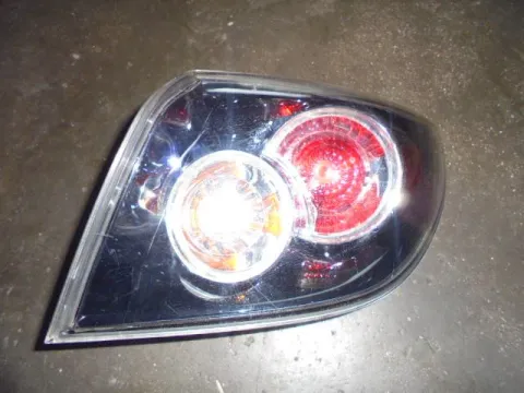 Φανάρι Πίσω Δεξί (ΜΕ ΚΟΚΚΙΝΟ ΦΛΑΣ) για MAZDA 3 (2006 - 2008) (BK) Hatchback - 5dr Φανάρι Πίσω Δεξί (ΜΕ ΚΟΚΚΙΝΟ ΦΛΑΣ) για MAZDA 3 (2006 - 2008) (BK) Hatchback - 5dr