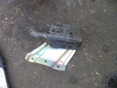 Ασφαλειοθήκη Μπαταρίας για TOYOTA COROLLA (2013 - 2016) Diesel **Δ** Ασφαλειοθήκη Μπαταρίας για TOYOTA COROLLA (2013 - 2016) Diesel **Δ**