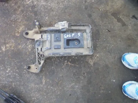 Βάση Μπαταρίας για VW GOLF (2004 - 2008) Mk5 (1K1) **Δ** Βάση Μπαταρίας για VW GOLF (2004 - 2008) Mk5 (1K1) **Δ**