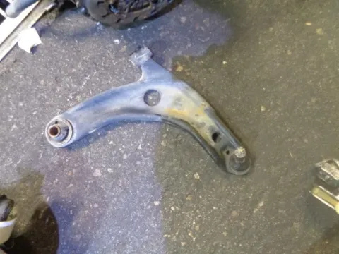 Ψαλίδι Εμπρός Δεξί για TOYOTA YARIS (2006 - 2009) (KL9) Ψαλίδι Εμπρός Δεξί για TOYOTA YARIS (2006 - 2009) (KL9)