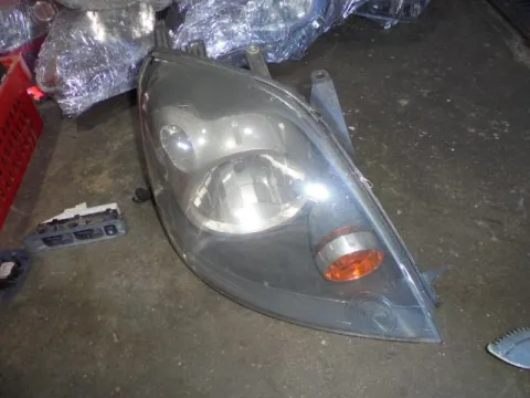 Φανάρι Εμπρός Δεξί (Σπασμένες Βάσεις) για FORD FIESTA (2006 - 2008) Mk5b Φανάρι Εμπρός Δεξί (Σπασμένες Βάσεις) για FORD FIESTA (2006 - 2008) Mk5b