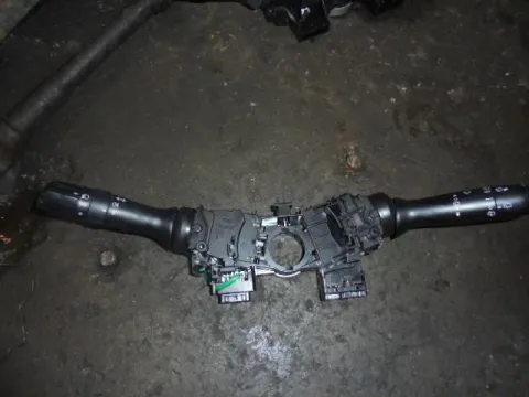 Διακόπτης Φώτων-Φλάς για TOYOTA YARIS (2009 - 2012) (XP90) Διακόπτης Φώτων-Φλάς για TOYOTA YARIS (2009 - 2012) (XP90)