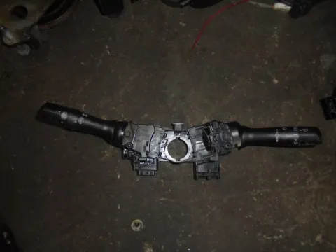 Διακόπτης Φώτων-Φλάς για TOYOTA YARIS (2006 - 2009) (KL9) Διακόπτης Φώτων-Φλάς για TOYOTA YARIS (2006 - 2009) (KL9)