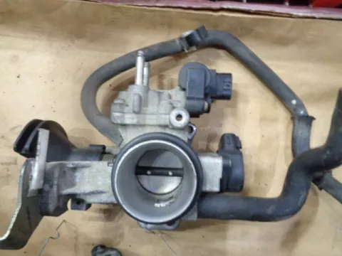 Σώμα Πεταλούδας (222100J010) για TOYOTA YARIS (2003 - 2005) (XP10) Σώμα Πεταλούδας (222100J010) για TOYOTA YARIS (2003 - 2005) (XP10)