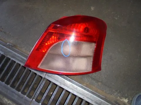 Φανάρι Πίσω Δεξί Ραγισμένο για TOYOTA YARIS (2006 - 2009) (KL9)