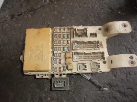 Ασφαλειοθήκη 82641-13040 για TOYOTA COROLLA VERSO (2001 - 2004) (E120) Ασφαλειοθήκη 82641-13040 για TOYOTA COROLLA VERSO (2001 - 2004) (E120)