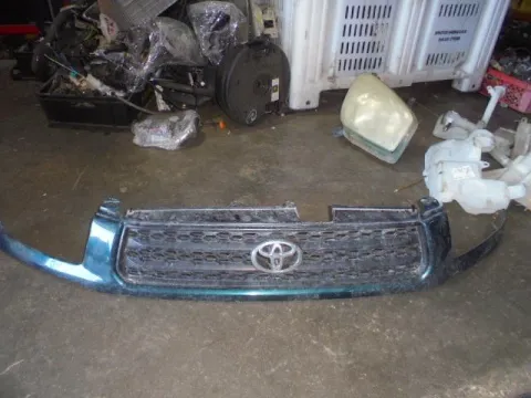 Μάσκα με Σήμα για TOYOTA RAV-4 (2000 - 2004) (XA20) Μάσκα με Σήμα για TOYOTA RAV-4 (2000 - 2004) (XA20)