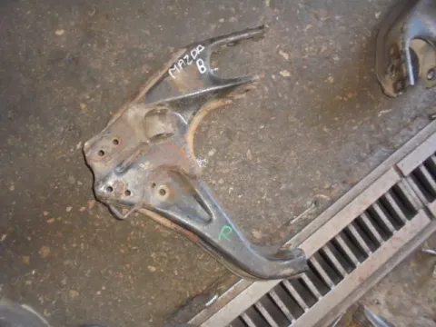 Ψαλίδι Εμπρός Δεξί για MAZDA B-Series (1999 - 2003) (UN) Ψαλίδι Εμπρός Δεξί για MAZDA B-Series (1999 - 2003) (UN)