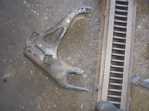 Ψαλίδι Εμπρός Αριστερό για MAZDA B-Series (1999 - 2003) (UN)