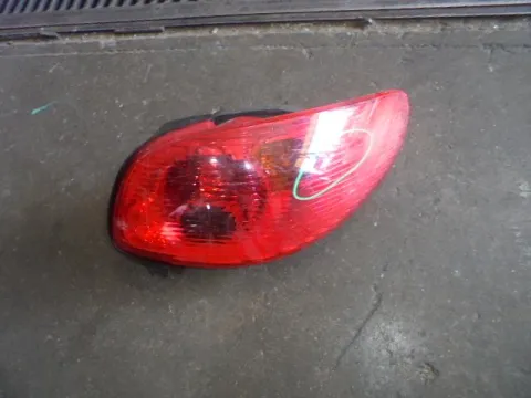 Φανάρι Πίσω Δεξί (Ραγισμένο) για PEUGEOT 206 (2000 - 2008) CC Cabrio - 2dr Φανάρι Πίσω Δεξί (Ραγισμένο) για PEUGEOT 206 (2000 - 2008) CC Cabrio - 2dr