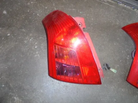 Φανάρι Πίσω Αριστερό (Ελαττωματικό) για SUZUKI SWIFT (2006 - 2008) (RS) Φανάρι Πίσω Αριστερό (Ελαττωματικό) για SUZUKI SWIFT (2006 - 2008) (RS)