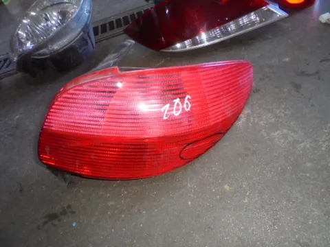 Φανάρι Πίσω Δεξί (Ραγισμένο) για PEUGEOT 206 (1998 - 2002) (2A) (2C) (T3E) Φανάρι Πίσω Δεξί (Ραγισμένο) για PEUGEOT 206 (1998 - 2002) (2A) (2C) (T3E)