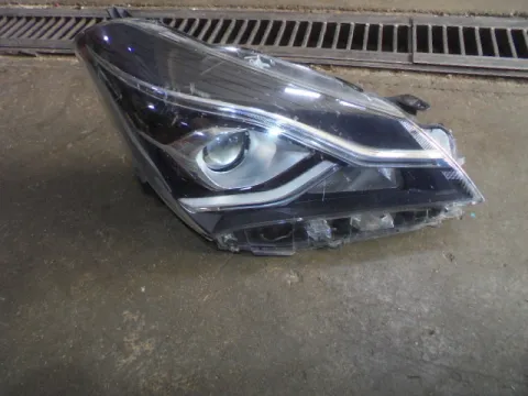 Φανάρι Εμπρός Δεξί (Σπασμένες Βάσεις) για TOYOTA YARIS (2015 - 2017) Φανάρι Εμπρός Δεξί (Σπασμένες Βάσεις) για TOYOTA YARIS (2015 - 2017)
