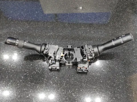 Διακόπτης Φώτων-Φλάς για TOYOTA YARIS (2006 - 2009) (KL9) Διακόπτης Φώτων-Φλάς για TOYOTA YARIS (2006 - 2009) (KL9)