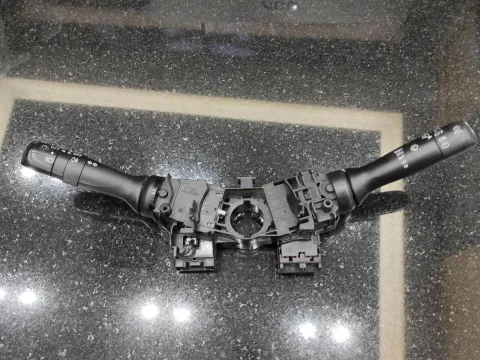 Διακόπτης Φώτων-Φλάς για TOYOTA YARIS (2006 - 2009) (KL9) Διακόπτης Φώτων-Φλάς για TOYOTA YARIS (2006 - 2009) (KL9)