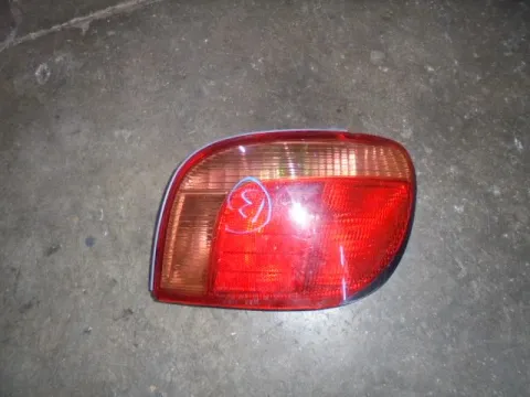 Φανάρι Πίσω Δεξί (Με Ντουι) (Ραγισμένο) για TOYOTA YARIS (1999 - 2002) (XP10)  Φανάρι Πίσω Δεξί (Με Ντουι) (Ραγισμένο) για TOYOTA YARIS (1999 - 2002) (XP10)