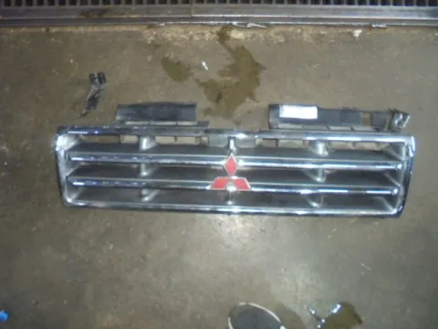 Μάσκα Με Σήμα (Σπασμένη Βάση) για MITSUBISHI PAJERO PININ (1999-2005) (H6 W) (H7 W)  Μάσκα Με Σήμα (Σπασμένη Βάση) για MITSUBISHI PAJERO PININ (1999-2005) (H6 W) (H7 W)