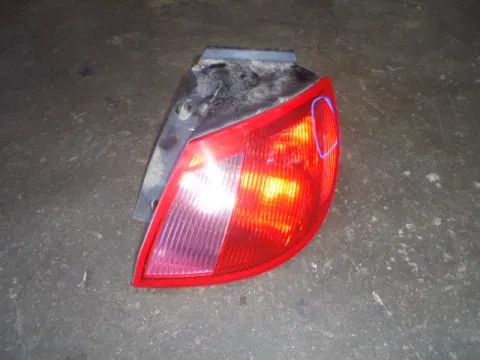 Φανάρι Πίσω Δεξί (Ραγισμένο)  για MITSUBISHI COLT (2005 - 2008 ) (CZ) Hatchback - 3dr (CZ3)  Φανάρι Πίσω Δεξί (Ραγισμένο)  για MITSUBISHI COLT (2005 - 2008 ) (CZ) Hatchback - 3dr (CZ3)