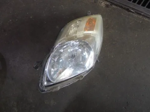 Φανάρι Εμπρός Αριστερό (Σπασμένη Βάση) για TOYOTA YARIS (2009 - 2012) (XP90) Φανάρι Εμπρός Αριστερό (Σπασμένη Βάση) για TOYOTA YARIS (2009 - 2012) (XP90)
