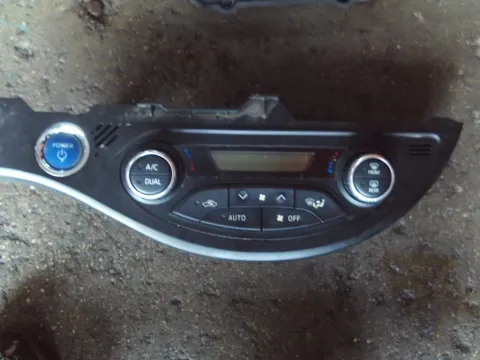 Χειριστήρια Καλοριφέρ με κλιμα 75F206 για TOYOTA YARIS (2015 - 2017)  Χειριστήρια Καλοριφέρ με κλιμα 75F206 για TOYOTA YARIS (2015 - 2017)