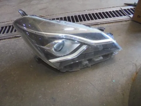 Φανάρι Εμπρός Δεξί (Σπασμένες Βάσεις) για TOYOTA YARIS (2015 - 2017)  Φανάρι Εμπρός Δεξί (Σπασμένες Βάσεις) για TOYOTA YARIS (2015 - 2017)
